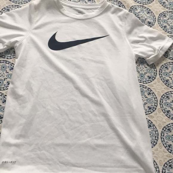 boys white nike shirt